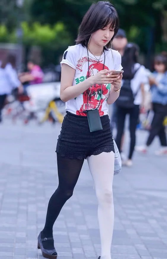 小姐姐包臀裙,下半身“黑白双杀”成为吸睛的好利器