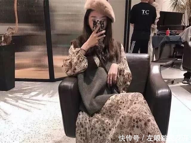  学院@春季怎能少了应景的碎花裙：搭西装御姐范，穿针织衫温柔学院风