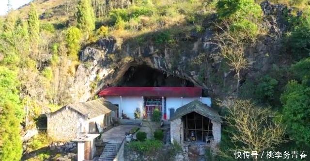 云南大山发现一户人家，在岩洞下盖房子隐居，与世无争