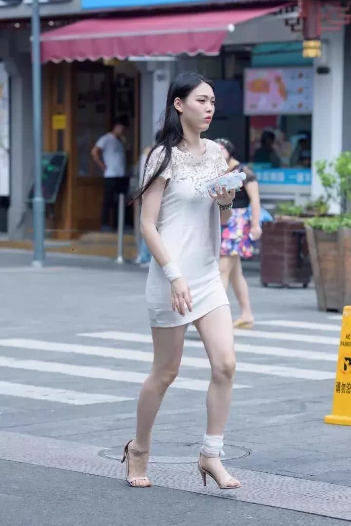 街拍：白皙大长腿模特身材性感靓丽美女