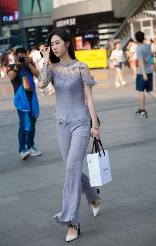 修身穿搭尽显迷人的身材曲线,网友:小姐姐快往后看有人拍你