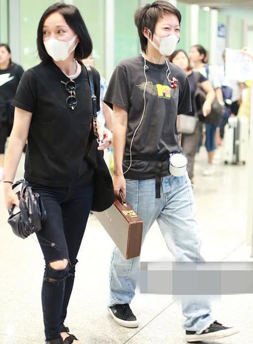 窦靖童洗掉了下巴线，裤子却让人犯尴尬症，网友：时尚过了也尴尬