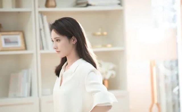 「佩戴」聪明女人选项链都爱袖珍款,戴上不显脖子短,时髦高级有气质