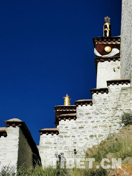 西藏:晨染雍布拉康