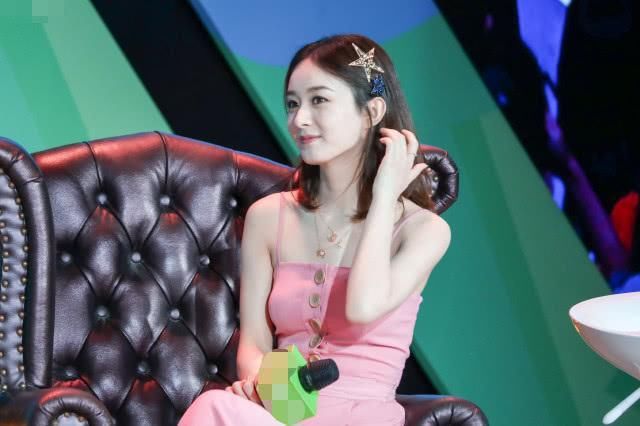 赵丽颖现身某活动现场，小腹平坦破谣言，自曝择偶标准要求并不高