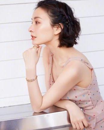 她搭档黄磊因吃一碗面被骂惨，跨界演戏遭冷嘲，靓丽穿搭女神范！