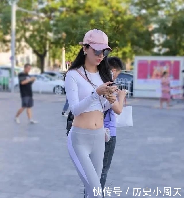  #美女#身材紧致的打底裤美女，穿出女神的气质，回头率特别高！