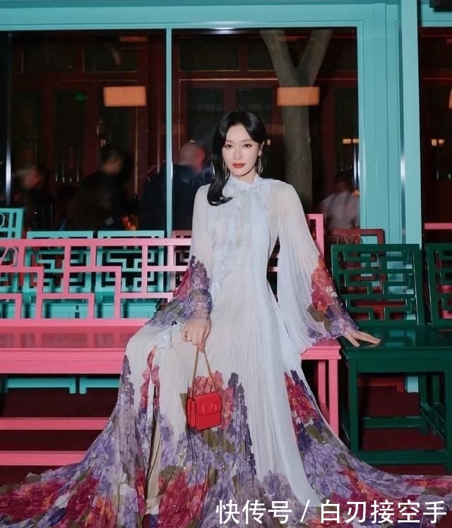 『花朵』2020开春 流行穿“开满花”的裙子,谁穿谁美!