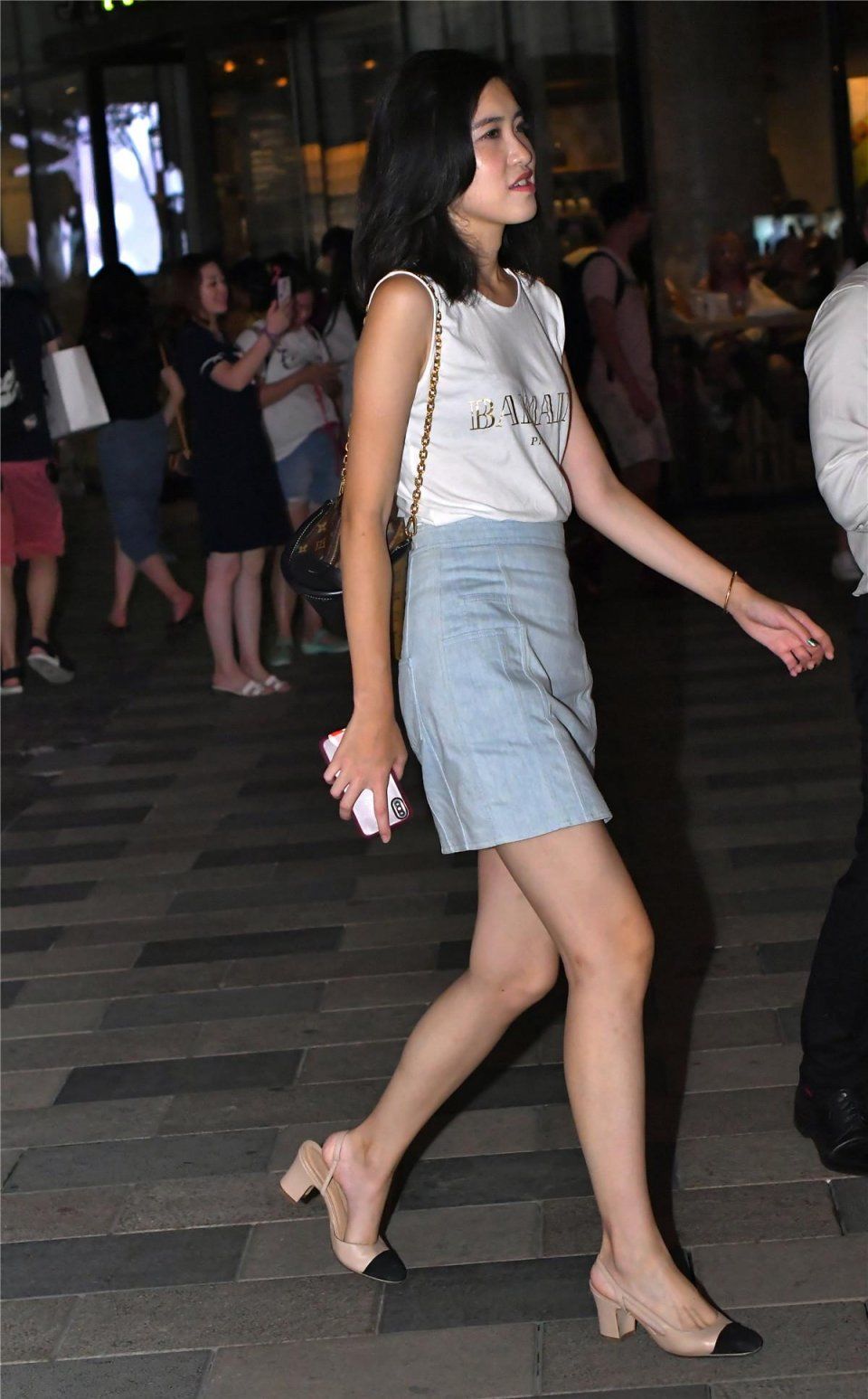 三里屯凉爽的夜晚，看姑娘时尚穿搭休闲逛街