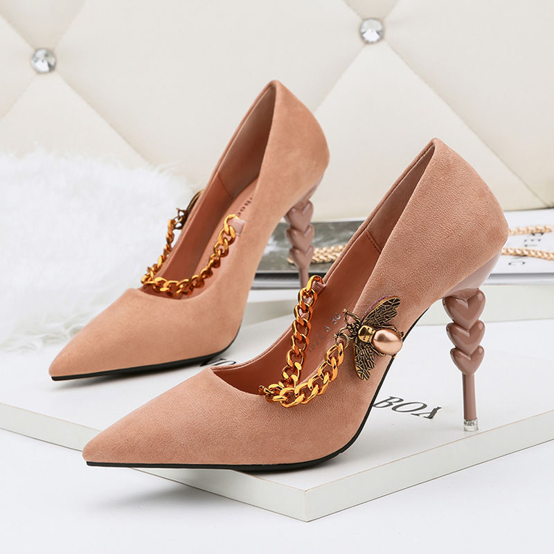 这样的高跟鞋太有特色了，就连男人看了都目不转睛