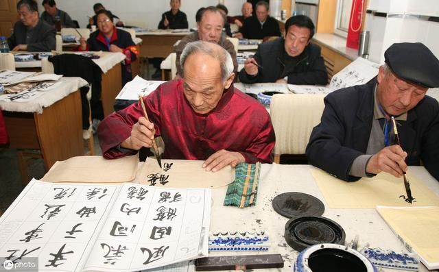 19年养老金调整，公职人员的退休金是怎么发的？和企业有什么区别