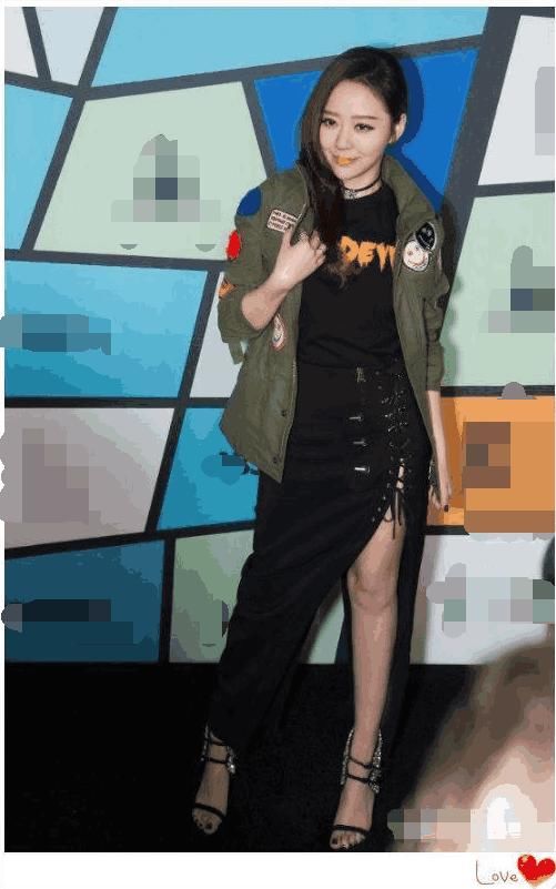 张靓颖太大胆了!半身裙用一根线连着，网友:杨幂都不敢这样穿