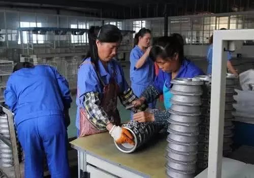 农村新的怪象，“留守妇男”代替了“留守妇女”，原因让人很无奈