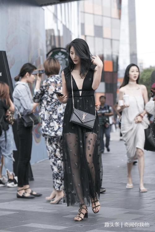 路人街拍：小姐姐透过纱裙的若隐若现的美，颜值太高