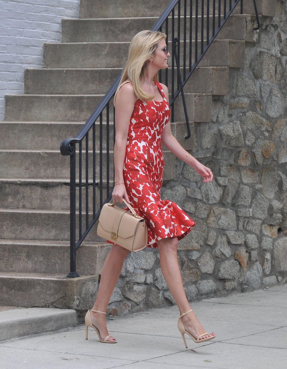 伊万卡特朗普:身着红白花点连衣裙去华盛顿上班