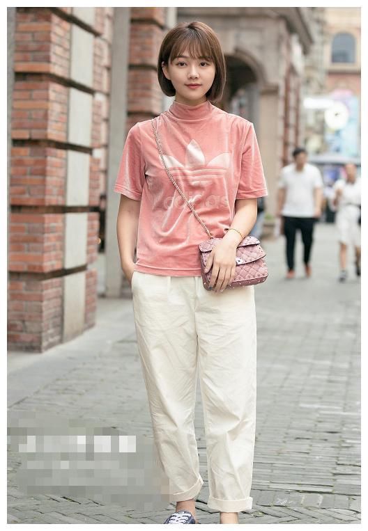 街拍：图四穿抹胸纱裙，水嫩白皙的肌肤，更有“诱惑力”！