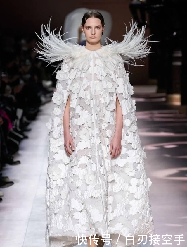  『花朵』2020开春 流行穿“开满花”的裙子，谁穿谁美！