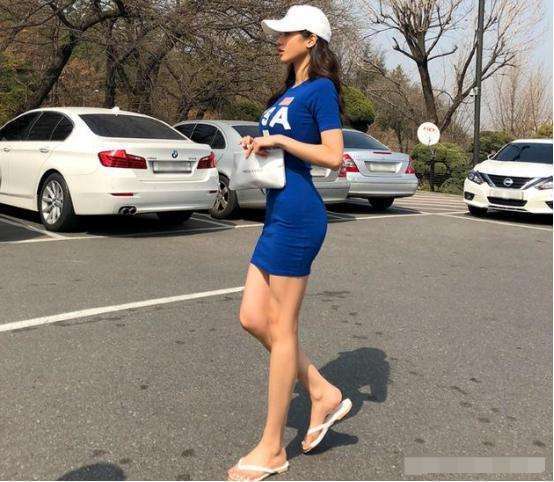 街拍：蓝色包臀裙的魅力, 修身显迷人气质