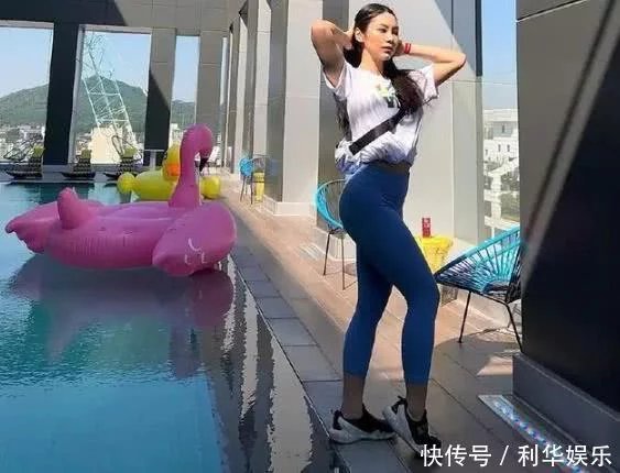 穿打底裤的小姐姐，让整条裤子紧贴腿部，让腿部的线条看起来十分