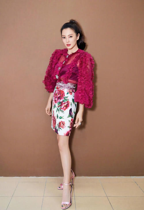 张雨绮印花包臀裙秀美腿，上身玫红透视装却穿出麒麟臂，扎心啦！