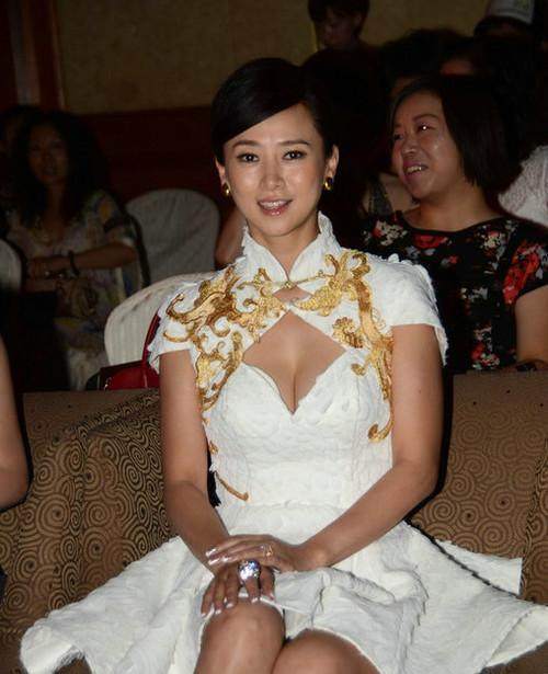 翁虹真是想红想疯了！49岁穿了29岁的衣服，“雪姨”看楞了！