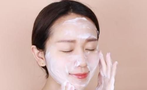  「皮肤」白醋洗脸真能美白皮肤？美容导师：不留意好3件事，没实际效果