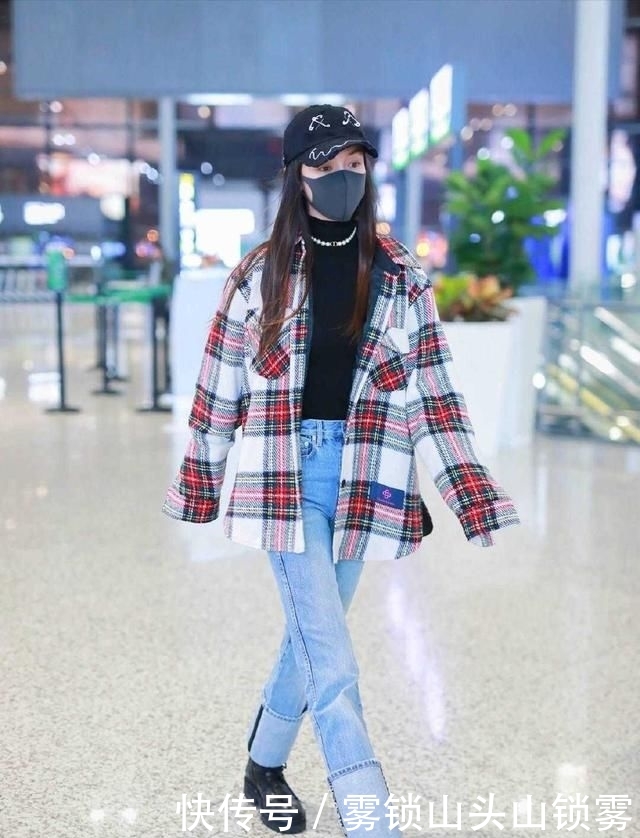  『穿搭』Angelababy火了，扎发造型配抹胸连衣裙苗条淑女，不像生过娃的人