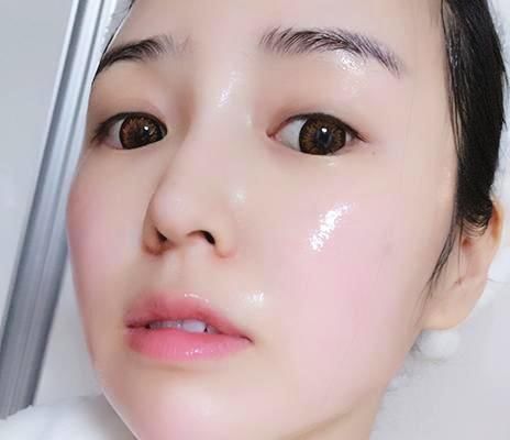 脸上有斑点不用急，牙膏蜂蜜一起用，光滑细腻变白