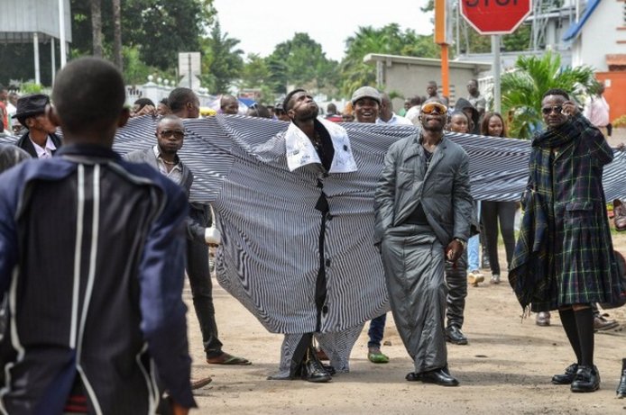 直击刚果金的“伪富少”，白天炫耀时尚装扮，晚上住贫民窟