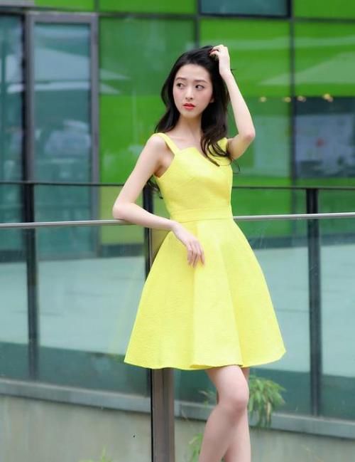  【清新】街拍：如花似玉的小姐姐，一条黄色的连衣裙，时尚清新靓丽美