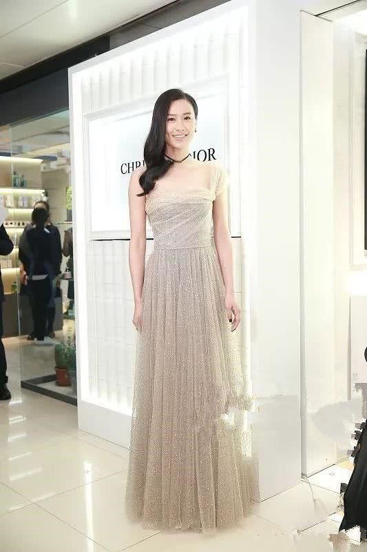 陈法拉杨颖同穿薄纱裙，网友：陈法拉差一支口红，不然稳赢！