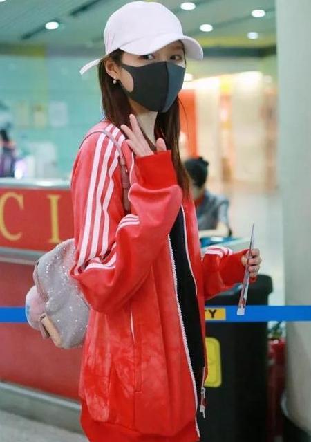 关晓彤咋瘦这么多？打底裤外啥也没穿，网友：可以转行当超模了