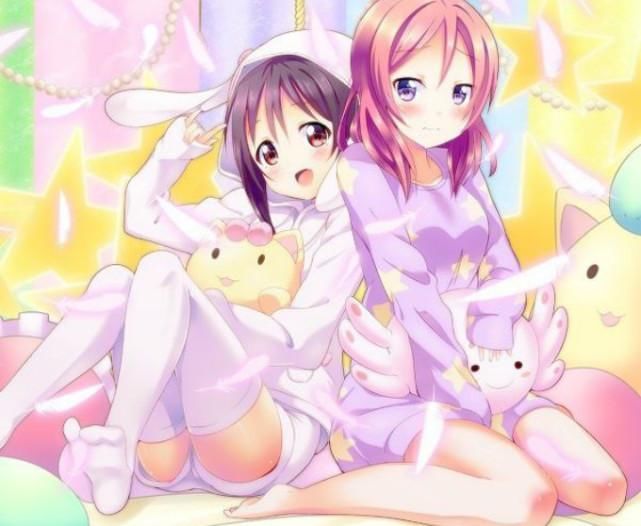 二次元中那些爱穿黑丝的女神PK肉丝女神，你更看好谁呢?