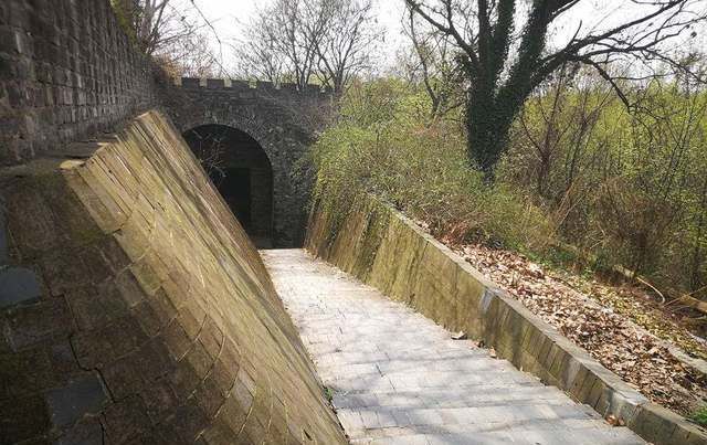 农民工住进明代公主墓，网友：穷得连鬼也不怕了！