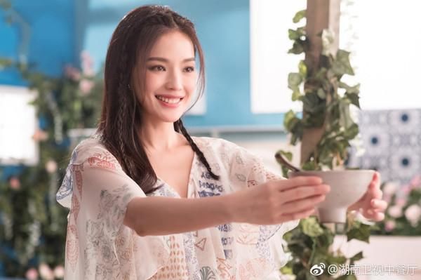 《中餐厅2》开播比起最早国民CP重聚，我更好奇赵薇舒淇在厨房足