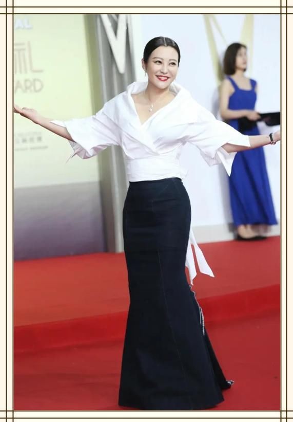 39岁郝蕾真会“装”，白衬衫搭配黑色鱼尾裙，穿出满满的女人味