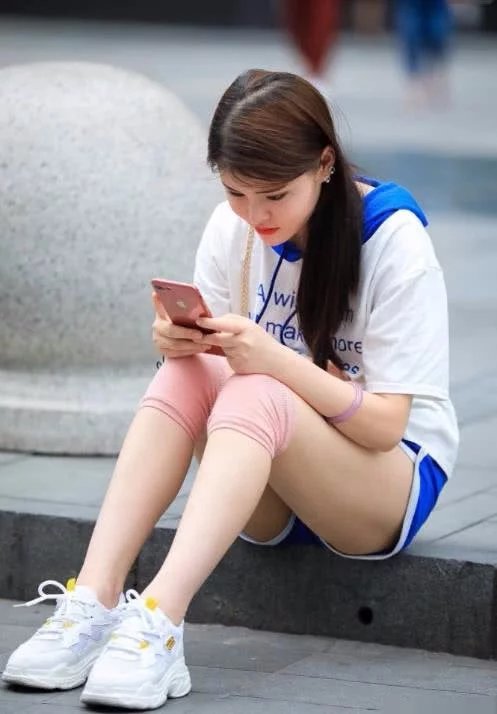 姐姐清爽运动风格穿搭，迷人气质娇羞面容