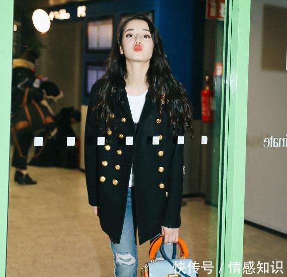 迪丽热巴的鞋子真精致！上面绣无数颗“象棋”，抢尽裙子的风头！