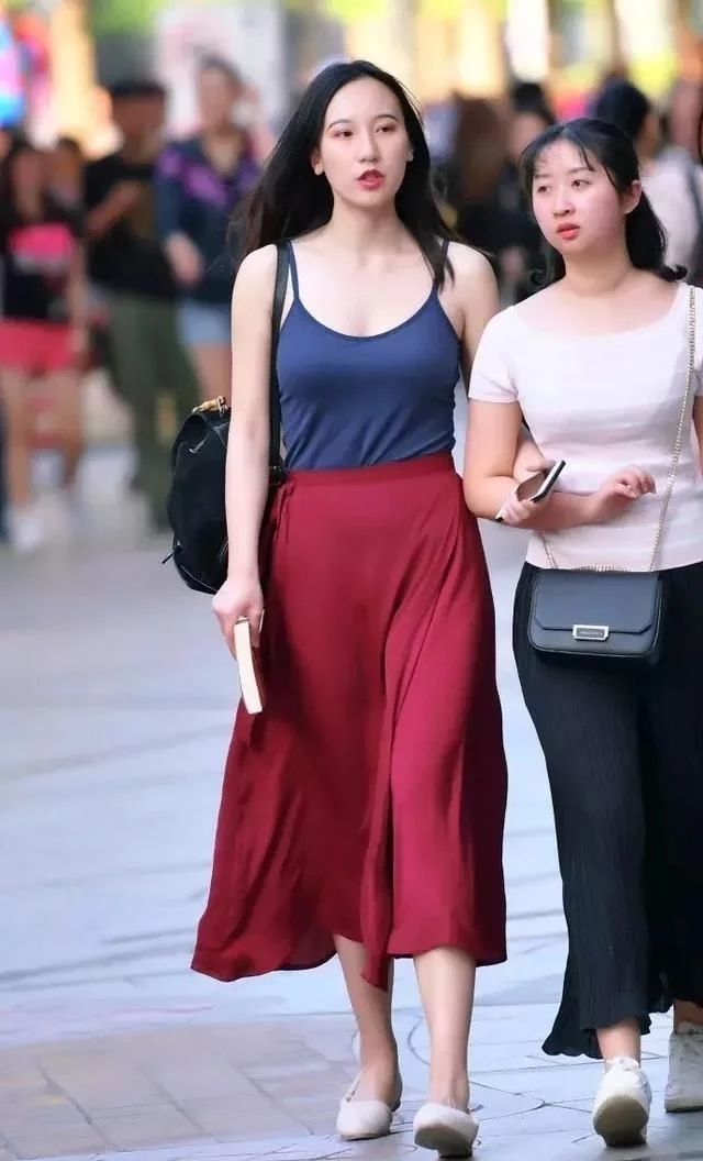  展现|街拍：温文儒雅的小姐姐，展现性感酷雅气质，唯美大气