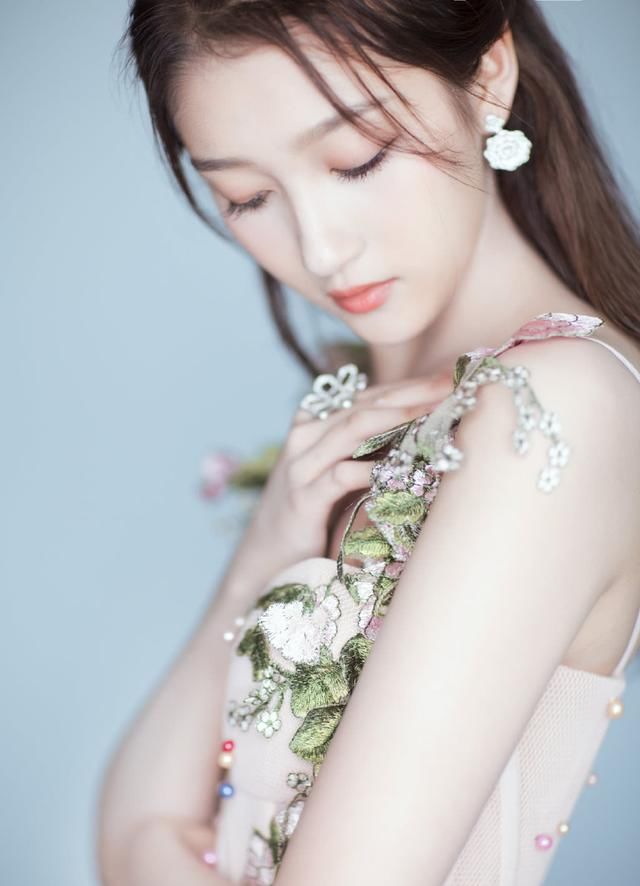 关晓彤低调出行，侧面一个动作险些走光，网友：这分明就是初中生