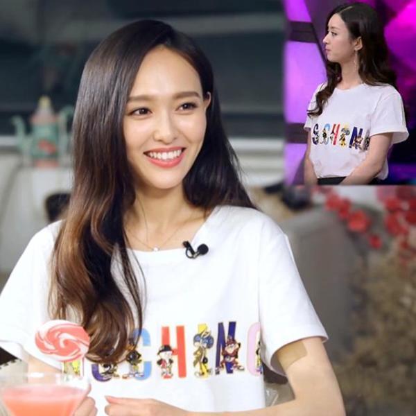 热巴穿着一身魅力的连衣裙亮相现场，却火了凉鞋，网友一致要同款