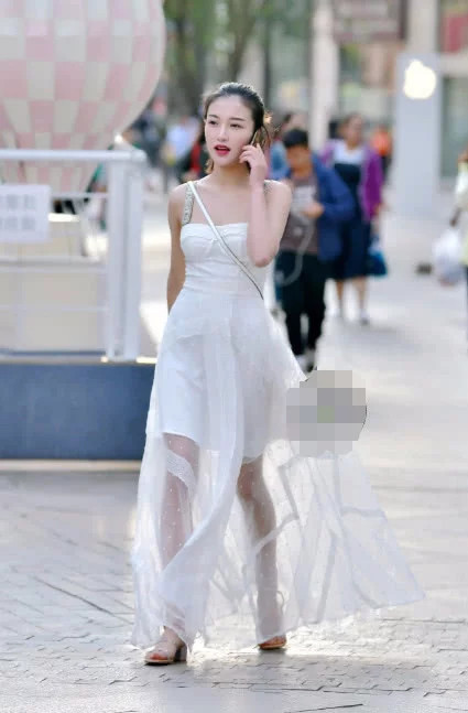 小姐姐一身轻纱伴娘装，尽显女神气质，不知道吸引了多少人的目光