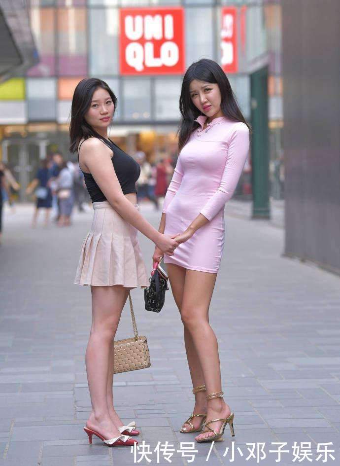 闺蜜姐妹花街头摆拍，粉色衣服的小姐姐身材好棒！