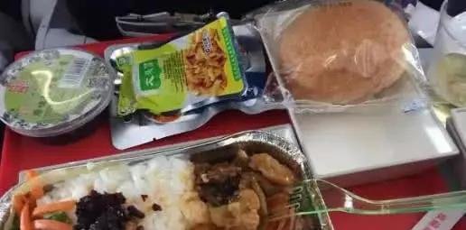 川航“喂猪式”的飞机餐，吃到系不上安全带，乘客拒绝不了