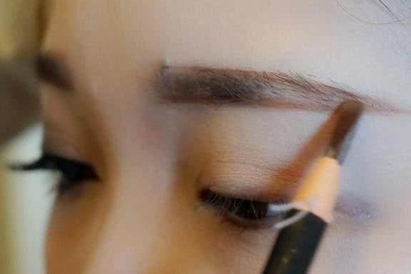女人画眉时, 尽量别踩这3个“雷区”, 不仅妆容难看, 还很老气!