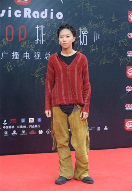 窦靖童将麻布衫穿到红毯上，真叫绝了，网友：比王菲还个性