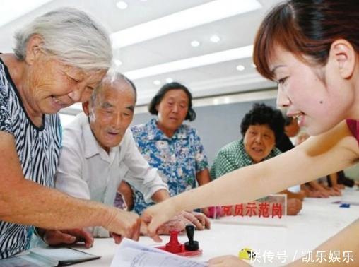 养老金迎来15连涨,2019年企业退休人员,会上调多一些吗！