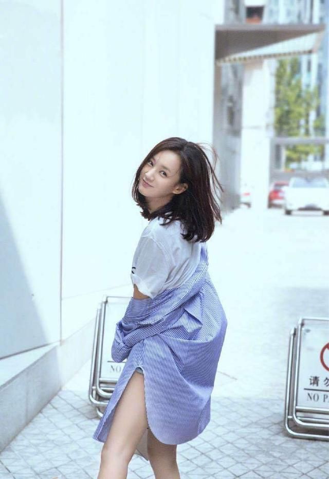 27岁李一桐穿“三角裤”自拍,短裤开叉快到胯上了,靠毛边做遮挡