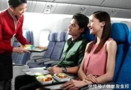 坐飞机时,为什么空姐不停地送吃的喝的很多人不知道其中原因