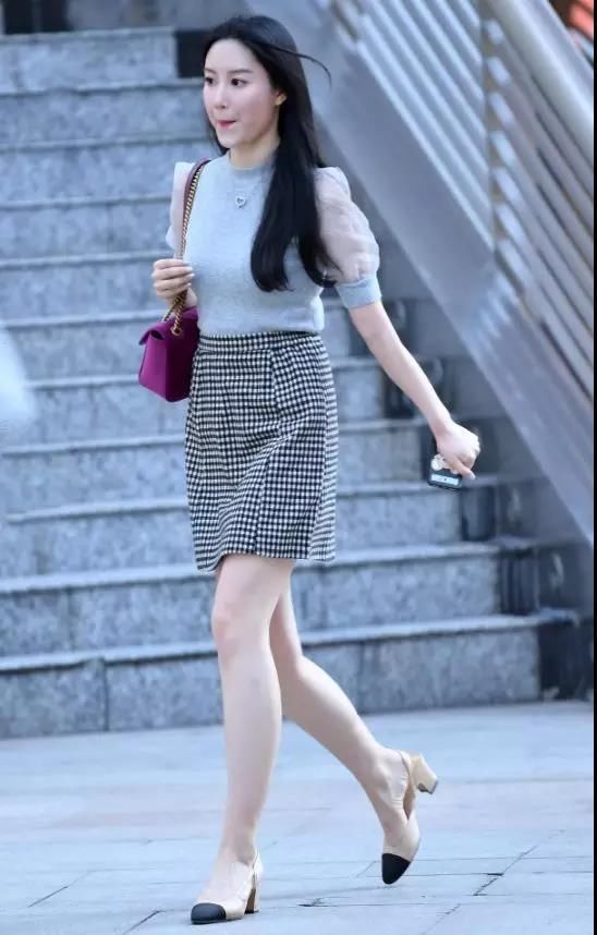 街拍:样子很温柔,淑女范儿的走来,肤白美腿的性感美女